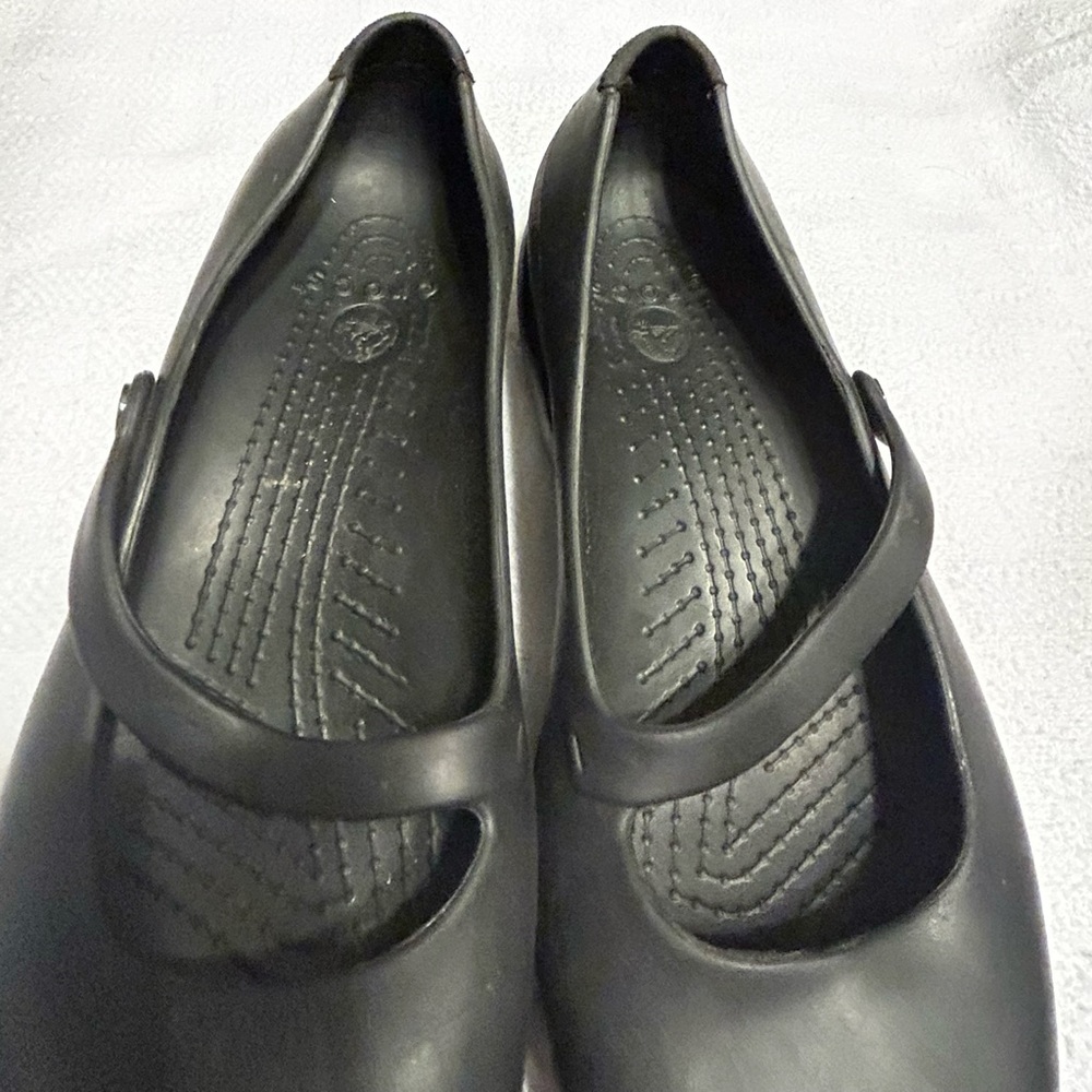 Black Sandals with Strap and Textured Interior